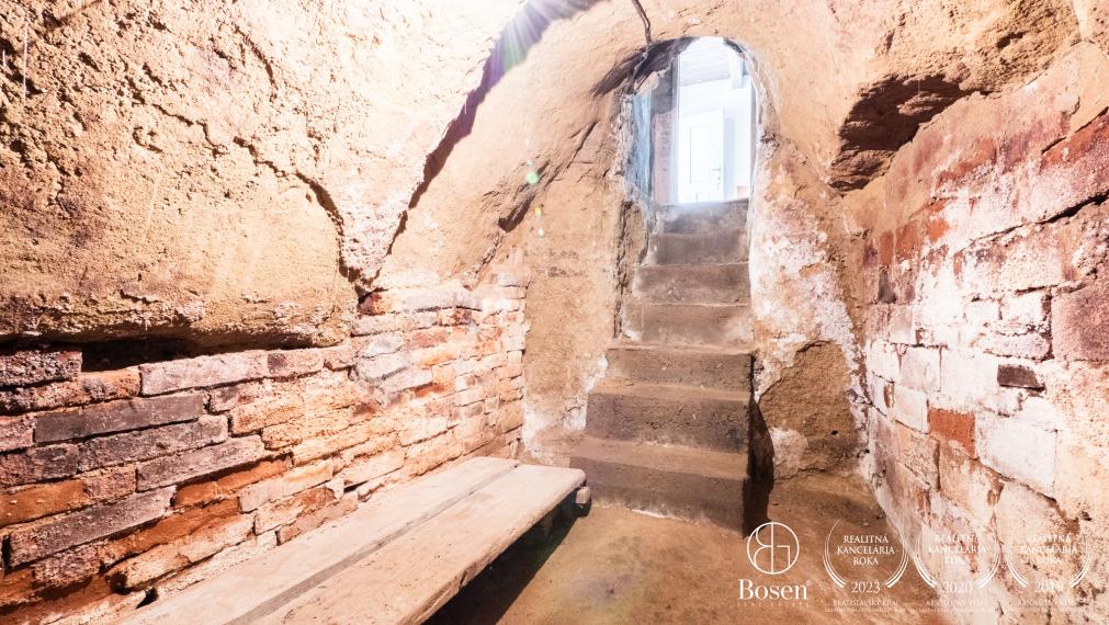 PREDANÉ BOSEN |100 ročný gazdov. dom v obci Radava