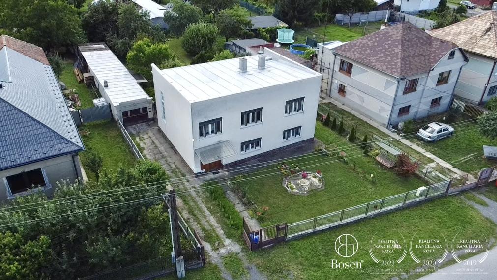 BOSEN | Rezervované, Priestranný rodinný dom s garážou, záhradou v meste Fiľakovo.