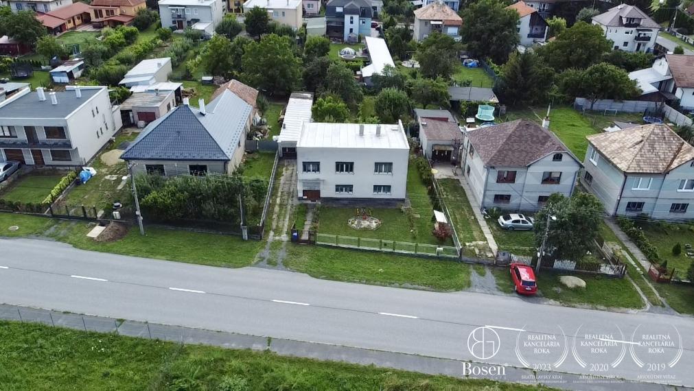 BOSEN | Rezervované, Priestranný rodinný dom s garážou, záhradou v meste Fiľakovo.