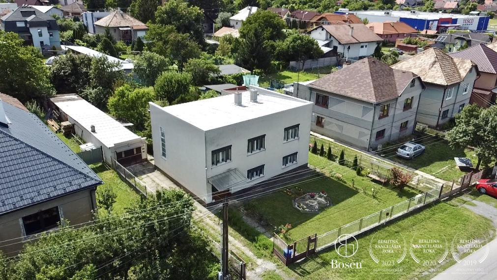 BOSEN | Rezervované, Priestranný rodinný dom s garážou, záhradou v meste Fiľakovo.