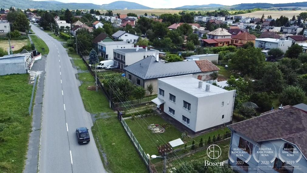 BOSEN | Rezervované, Priestranný rodinný dom s garážou, záhradou v meste Fiľakovo.
