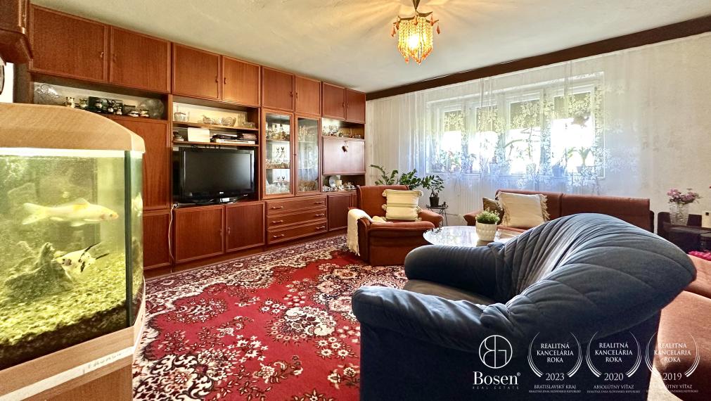 BOSEN | Rezervované, Priestranný rodinný dom s garážou, záhradou v meste Fiľakovo.