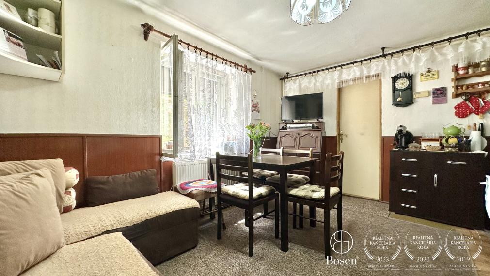 BOSEN | Rezervované, Priestranný rodinný dom s garážou, záhradou v meste Fiľakovo.