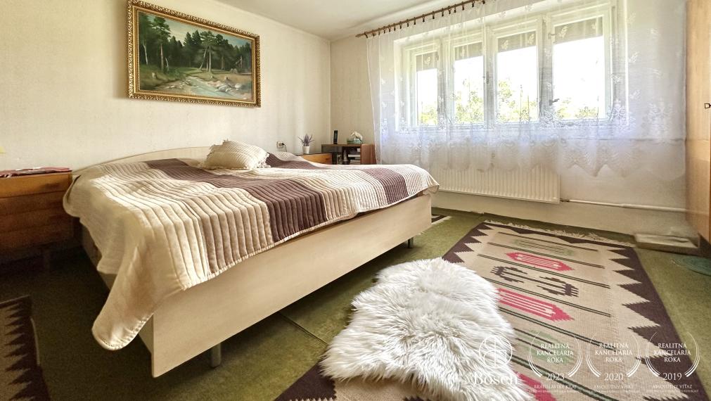 BOSEN | Rezervované, Priestranný rodinný dom s garážou, záhradou v meste Fiľakovo.