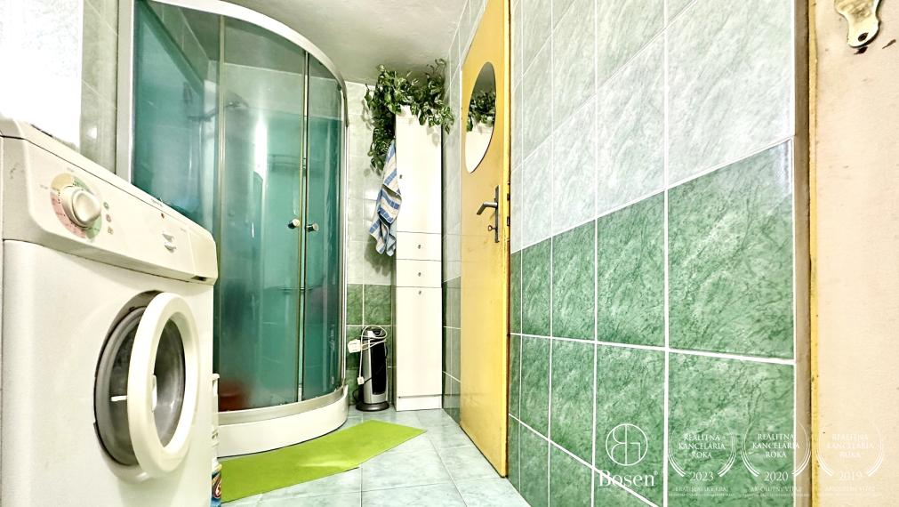 BOSEN | Rezervované, Priestranný rodinný dom s garážou, záhradou v meste Fiľakovo.