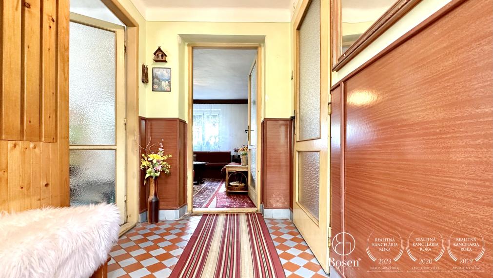 BOSEN | Rezervované, Priestranný rodinný dom s garážou, záhradou v meste Fiľakovo.