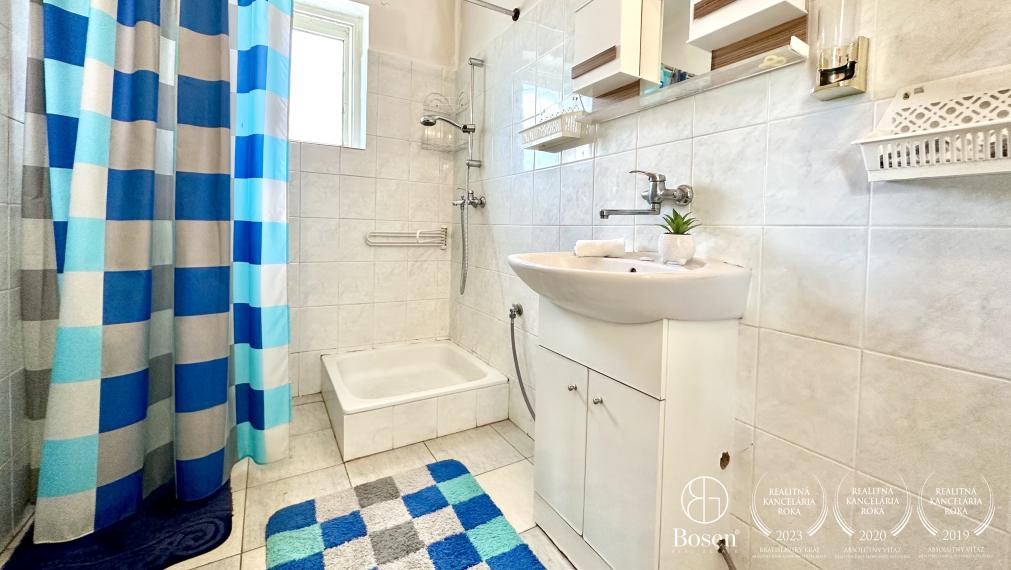 BOSEN | Rezervované, Priestranný rodinný dom s garážou, záhradou v meste Fiľakovo.