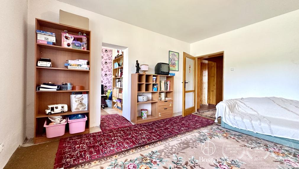 BOSEN | Rezervované, Priestranný rodinný dom s garážou, záhradou v meste Fiľakovo.