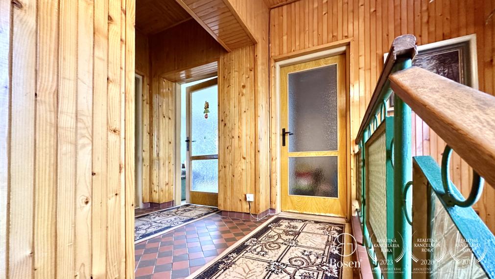 BOSEN | Rezervované, Priestranný rodinný dom s garážou, záhradou v meste Fiľakovo.