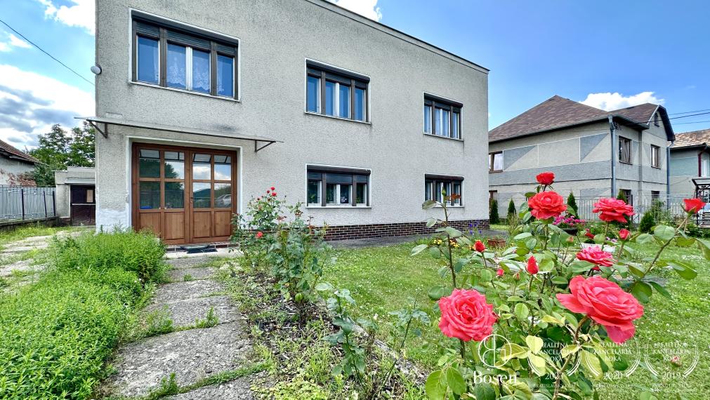 BOSEN | Rezervované, Priestranný rodinný dom s garážou, záhradou v meste Fiľakovo.