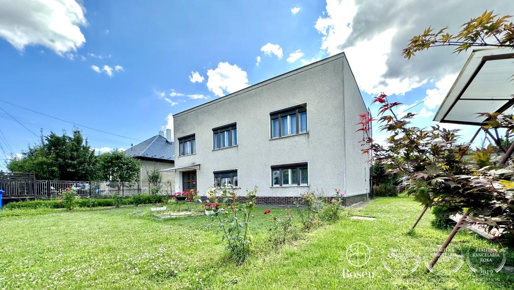 BOSEN | Rezervované, Priestranný rodinný dom s garážou, záhradou v meste Fiľakovo.