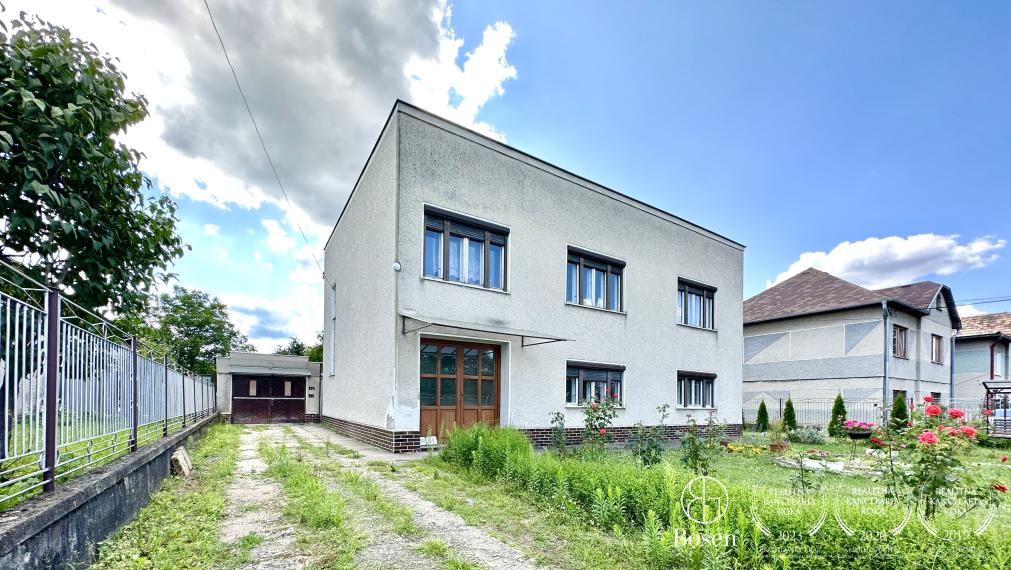 BOSEN | Rezervované, Priestranný rodinný dom s garážou, záhradou v meste Fiľakovo.