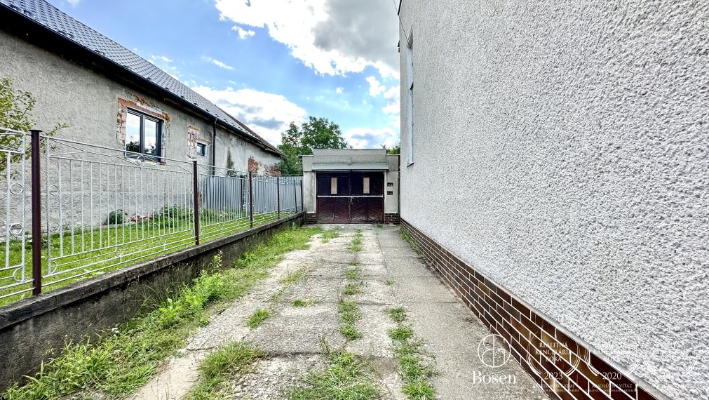 BOSEN | Rezervované, Priestranný rodinný dom s garážou, záhradou v meste Fiľakovo.