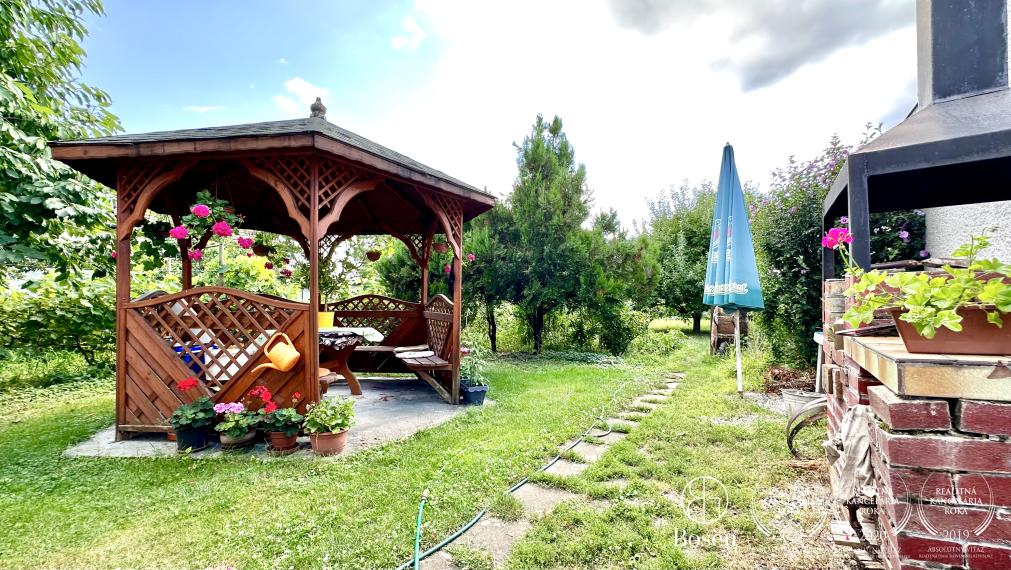 BOSEN | Rezervované, Priestranný rodinný dom s garážou, záhradou v meste Fiľakovo.