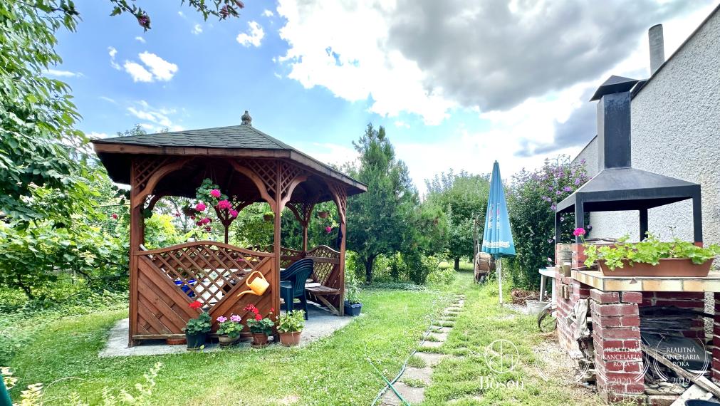 BOSEN | Rezervované, Priestranný rodinný dom s garážou, záhradou v meste Fiľakovo.