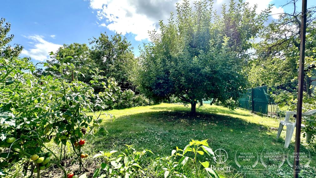 BOSEN | Rezervované, Priestranný rodinný dom s garážou, záhradou v meste Fiľakovo.