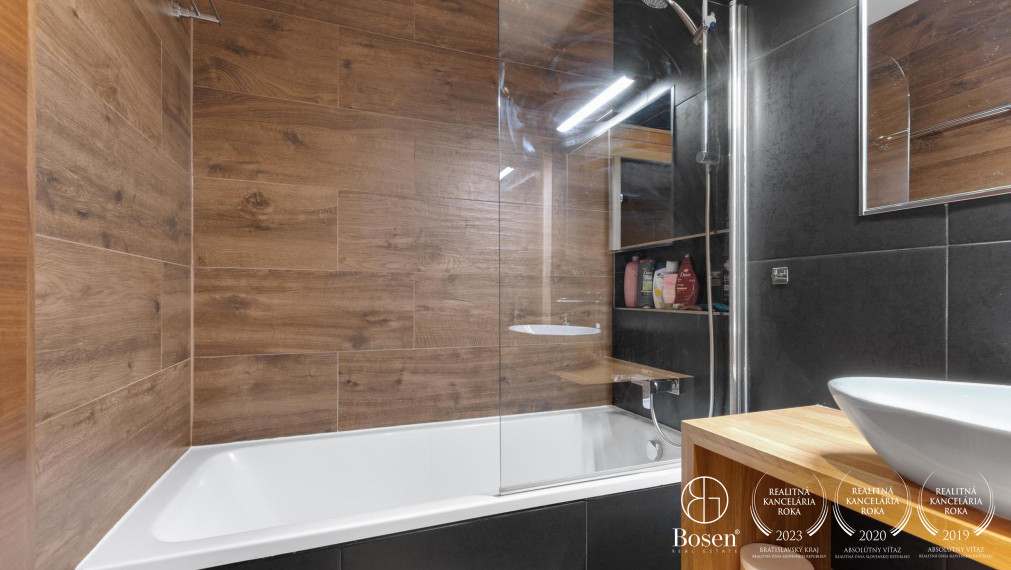 Nadštandardný 4 izbový byt so saunou v projekte Tri veže na prenájom