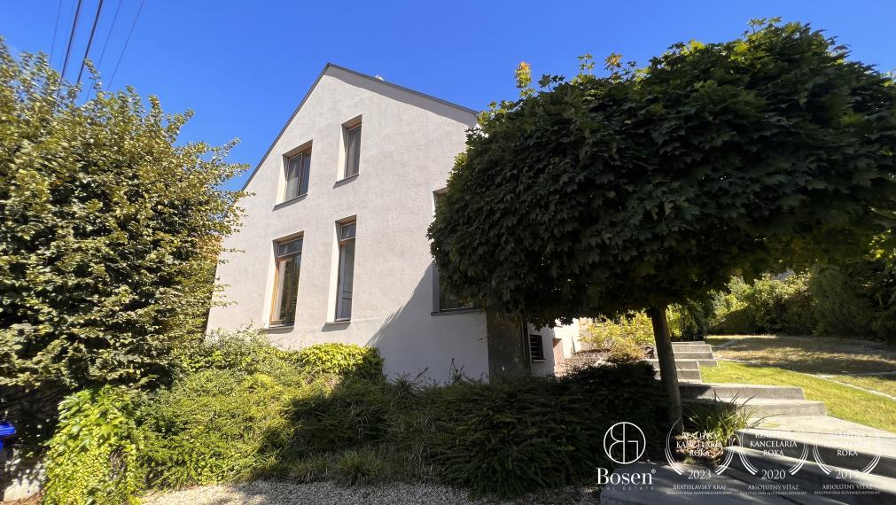 BOSEN | 5 izbový rodinný dom s hosťovským pavilónom a veľkým pozemkom 2.300 m2, Borinka