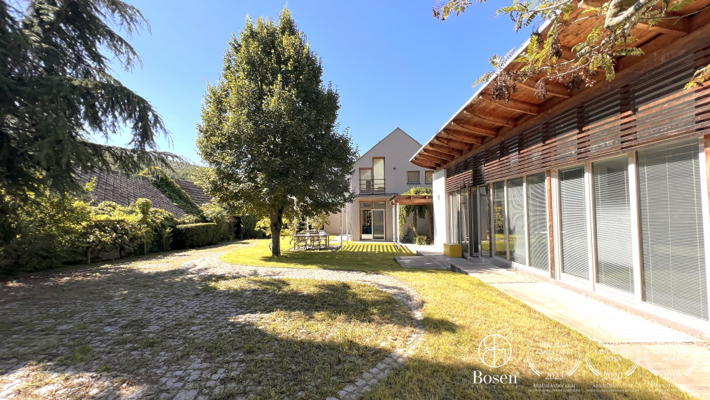 BOSEN | 5 izbový rodinný dom s hosťovským pavilónom a veľkým pozemkom 2.300 m2, Borinka