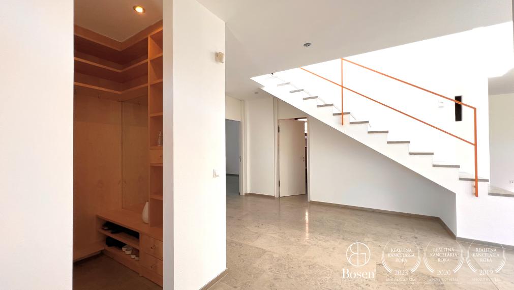 BOSEN | 5 izbový rodinný dom s hosťovským pavilónom a veľkým pozemkom 2.300 m2, Borinka