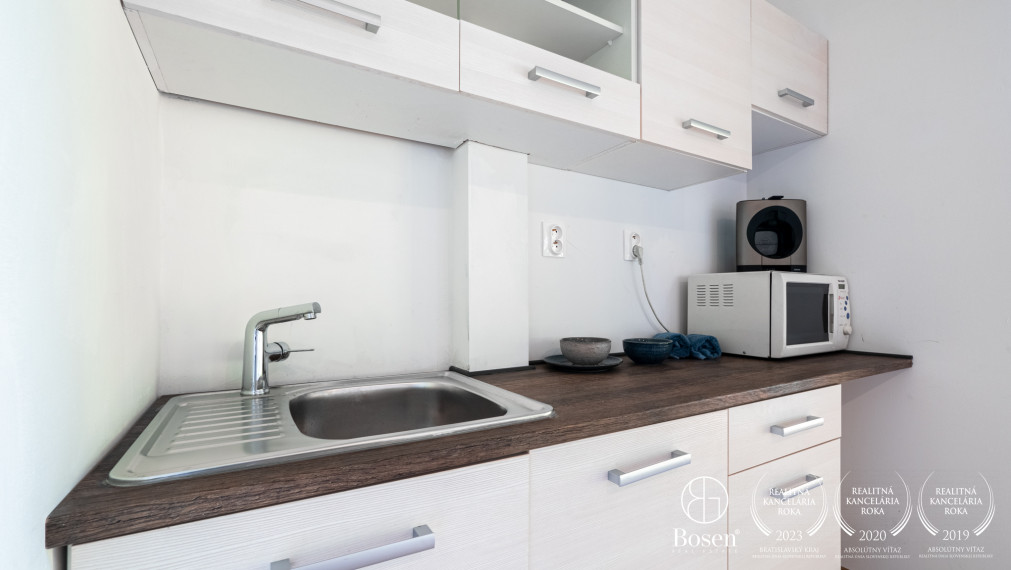 BOSEN | Slnečná záhrada s chatou na brehu Dunaja v Bratislave - Devín, 1139m2