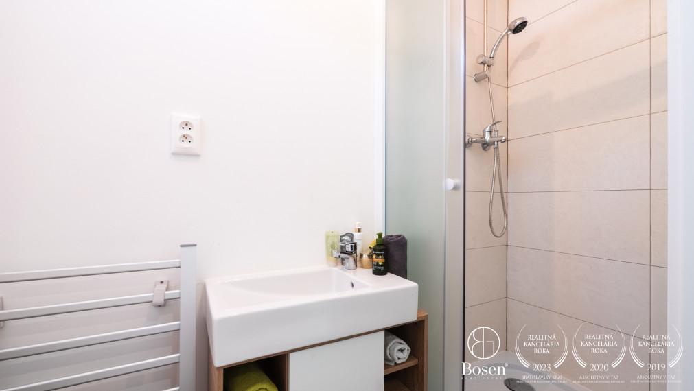 BOSEN | Slnečná záhrada s chatou na brehu Dunaja v Bratislave - Devín, 1139m2