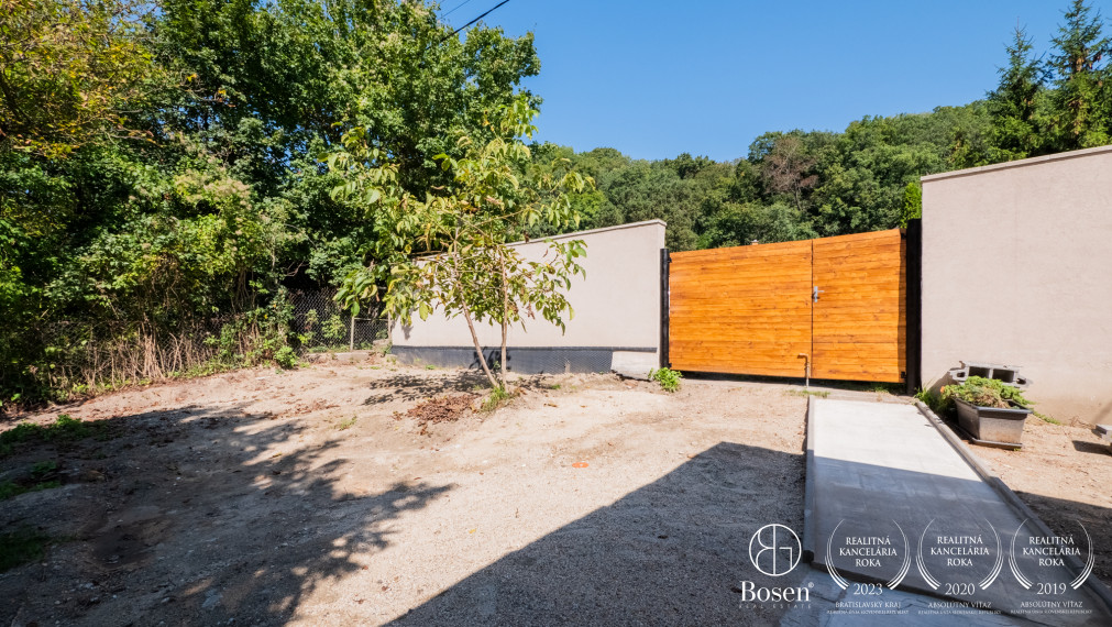 BOSEN | Slnečná záhrada s chatou na brehu Dunaja v Bratislave - Devín, 1139m2