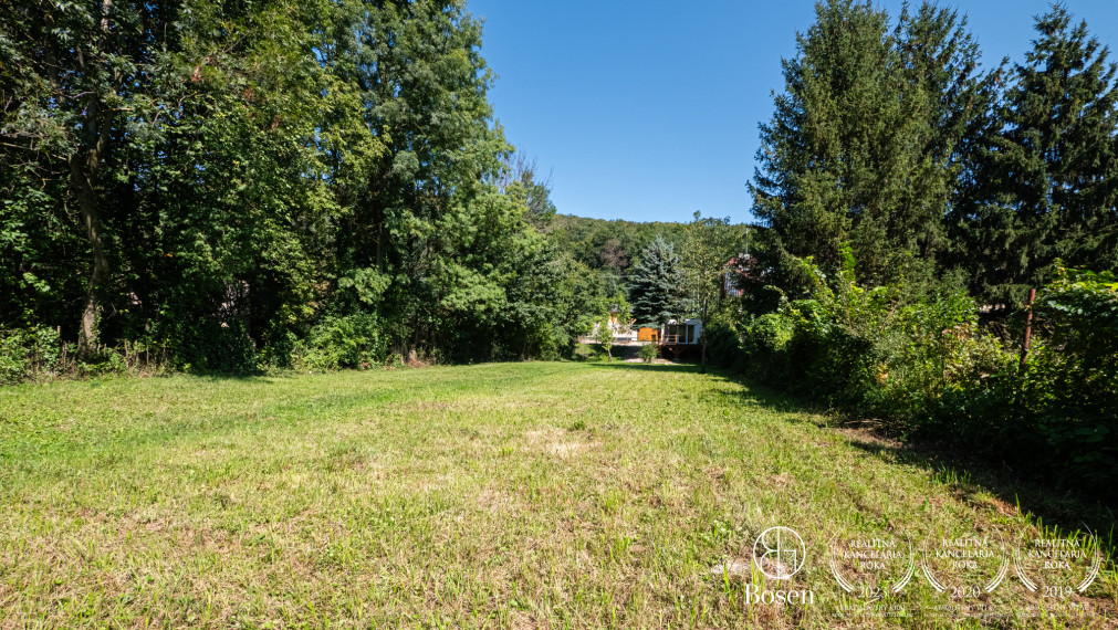 BOSEN | Slnečná záhrada s chatou na brehu Dunaja v Bratislave - Devín, 1139m2