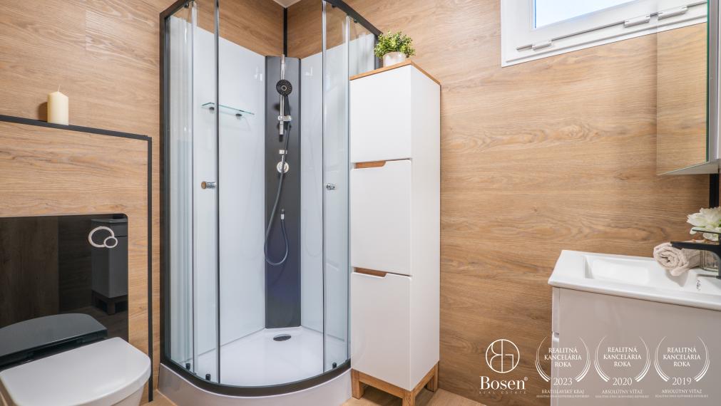 BOSEN | Prenájom nový 4 izbový hausbót na brehu Jaroveckého ramena, Bratislava