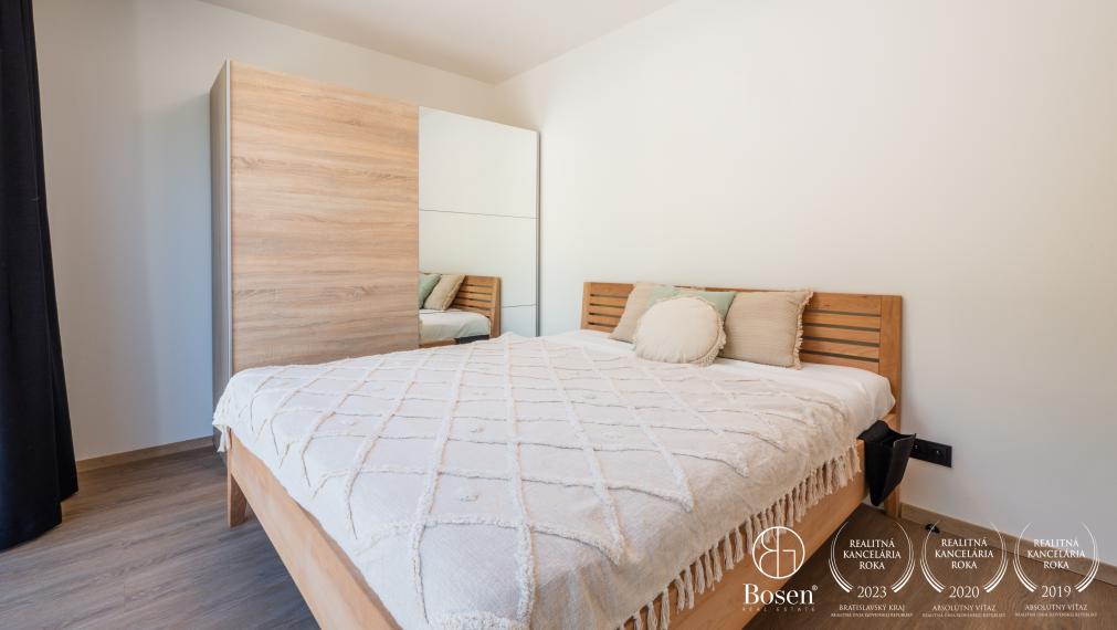 BOSEN | Prenájom nový 4 izbový hausbót na brehu Jaroveckého ramena, Bratislava