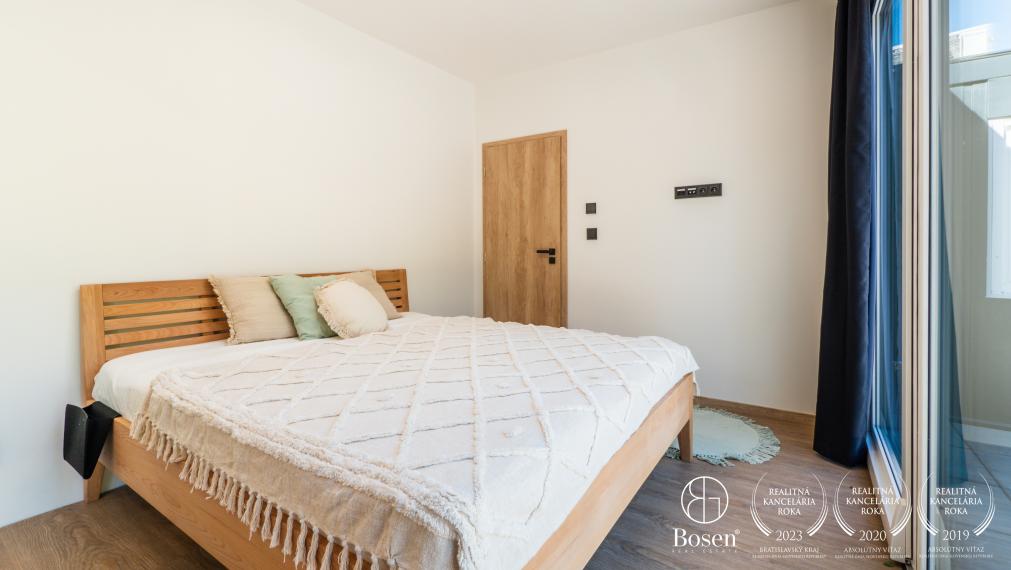 BOSEN | Prenájom nový 4 izbový hausbót na brehu Jaroveckého ramena, Bratislava