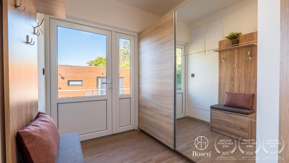 BOSEN | Prenájom nový 4 izbový hausbót na brehu Jaroveckého ramena, Bratislava