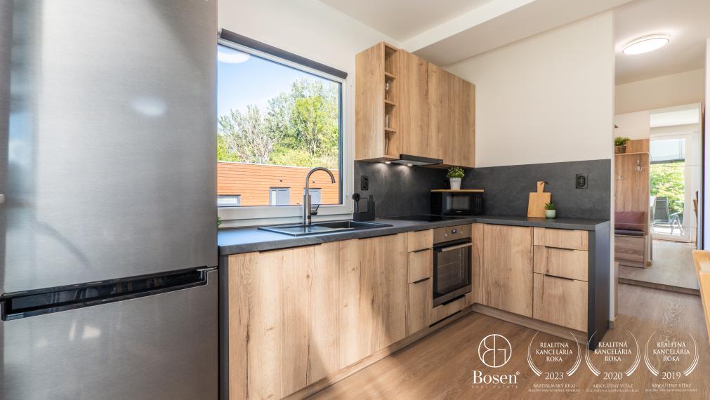 BOSEN | Prenájom nový 4 izbový hausbót na brehu Jaroveckého ramena, Bratislava