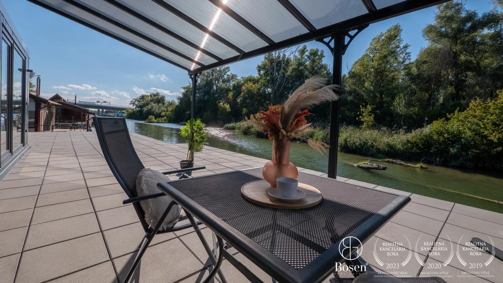BOSEN | Prenájom nový 4 izbový hausbót na brehu Jaroveckého ramena, Bratislava