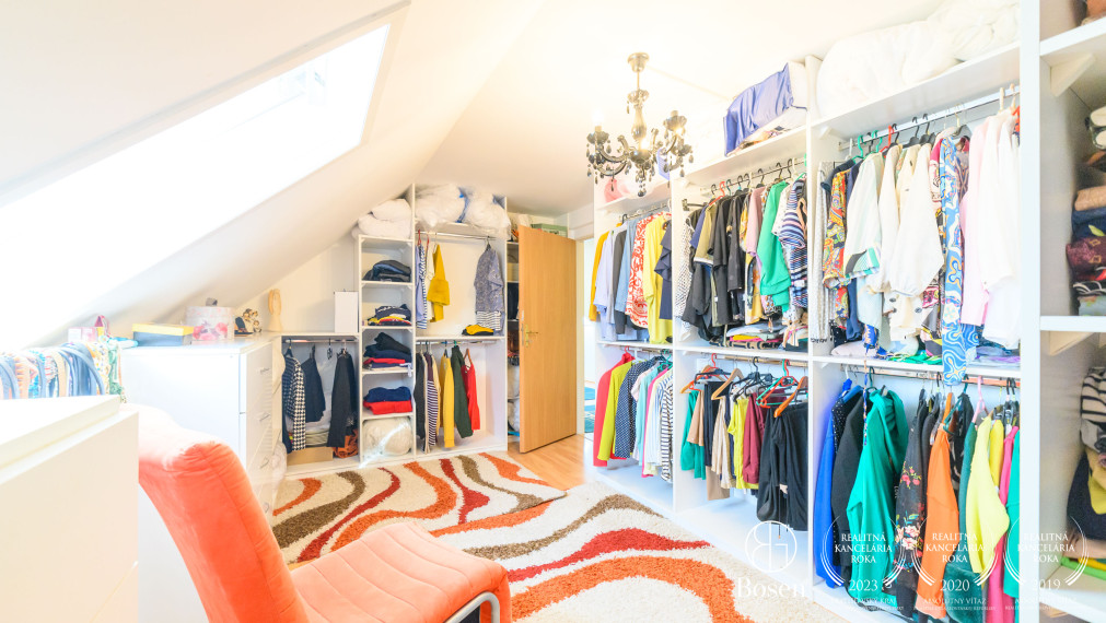 Rezervovaný BOSEN I Ponúkame vám Krásny 5 izbový poschodový rodinný dom v centre Senca