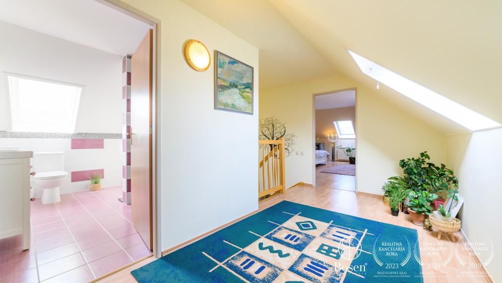 Rezervovaný BOSEN I Ponúkame vám Krásny 5 izbový poschodový rodinný dom v centre Senca