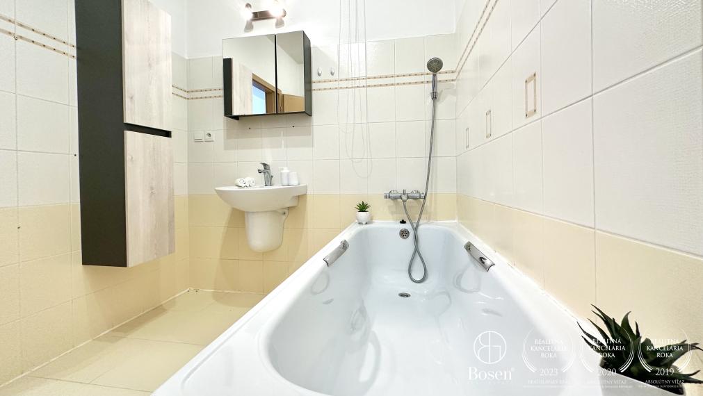 BOSEN | Moderný 4 izbový byt s 2 balkónmi v lukratívnej časti Lučenca, 100m2.