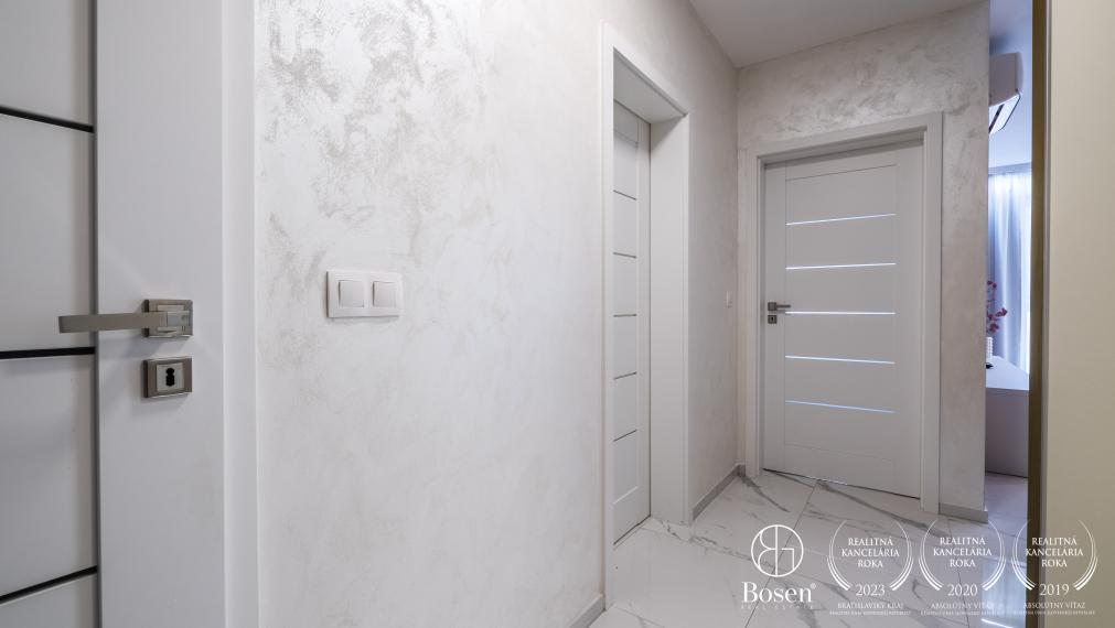 BOSEN | REZERVOVANÉ - Kompletne zariadený 2+KK. izb. byt v nadštandarde, s balkónom, kobkou a parkovaním v novostavbe, Rezidencia Tabáň, Nitra, 54 m2