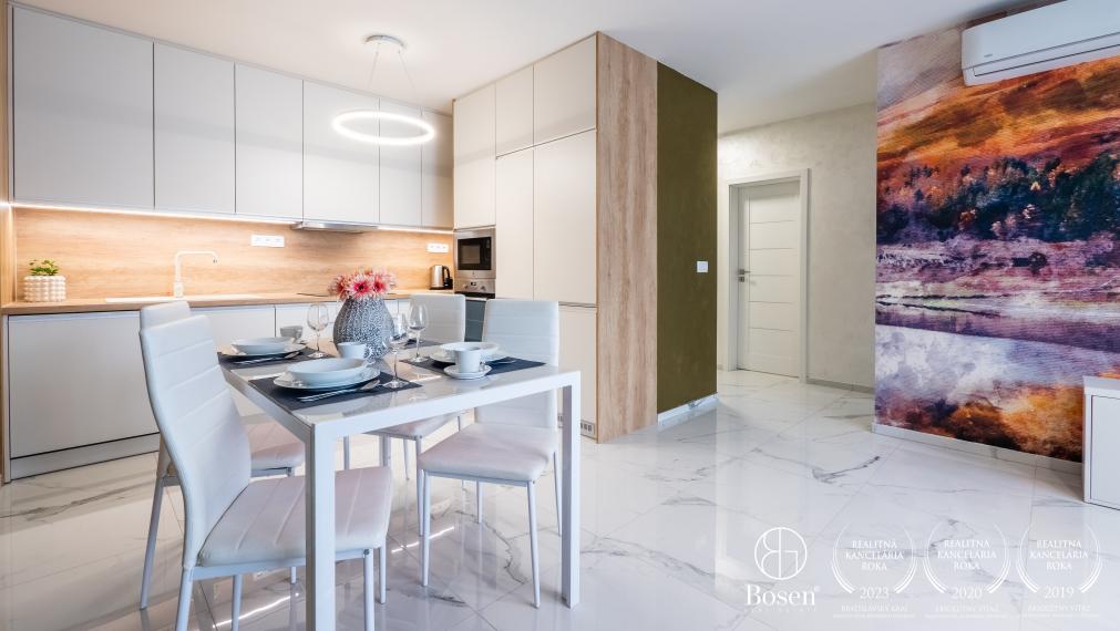 BOSEN | REZERVOVANÉ - Kompletne zariadený 2+KK. izb. byt v nadštandarde, s balkónom, kobkou a parkovaním v novostavbe, Rezidencia Tabáň, Nitra, 54 m2