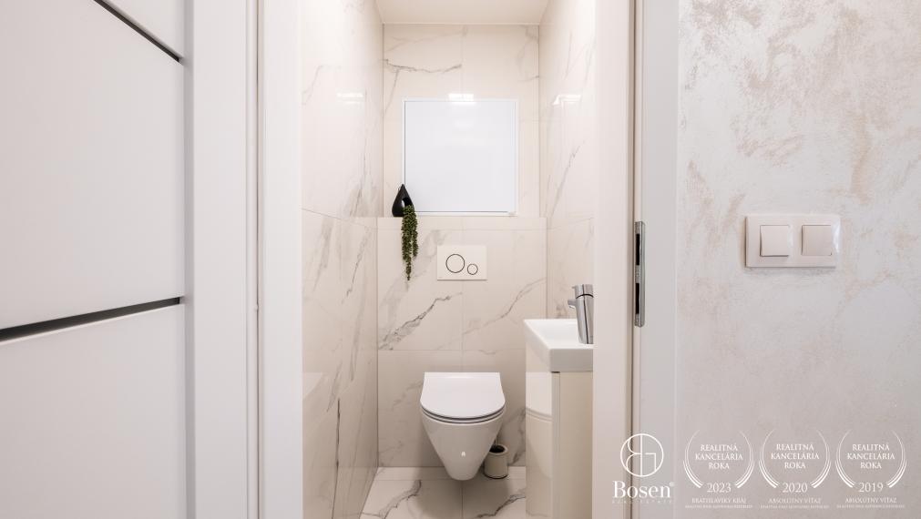 BOSEN | REZERVOVANÉ - Kompletne zariadený 2+KK. izb. byt v nadštandarde, s balkónom, kobkou a parkovaním v novostavbe, Rezidencia Tabáň, Nitra, 54 m2