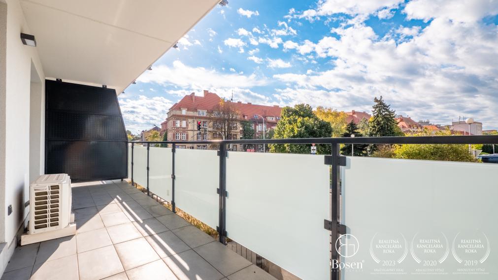 BOSEN | REZERVOVANÉ - Kompletne zariadený 2+KK. izb. byt v nadštandarde, s balkónom, kobkou a parkovaním v novostavbe, Rezidencia Tabáň, Nitra, 54 m2