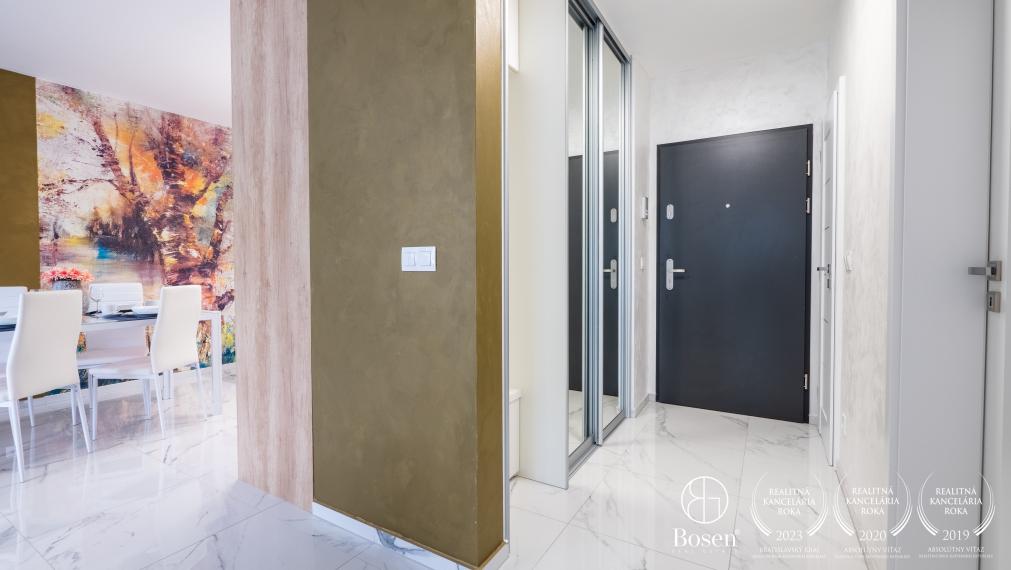 BOSEN | REZERVOVANÉ - Kompletne zariadený 2+KK. izb. byt v nadštandarde, s balkónom, kobkou a parkovaním v novostavbe, Rezidencia Tabáň, Nitra, 54 m2