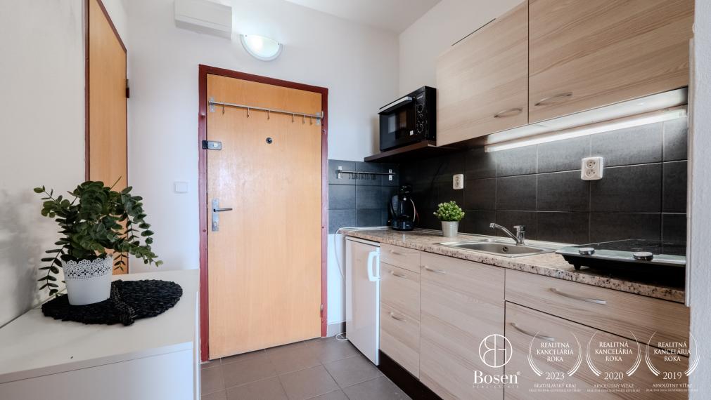 PREDANÉ - BOSEN | Garsónka s loggiou, Rovniankova - Petržalka