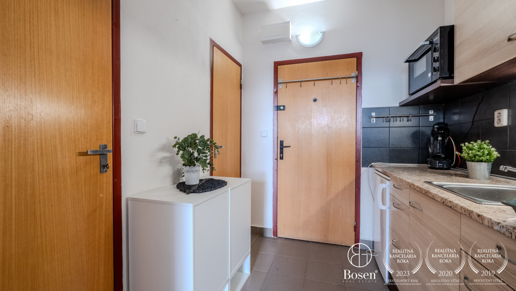 PREDANÉ - BOSEN | Garsónka s loggiou, Rovniankova - Petržalka