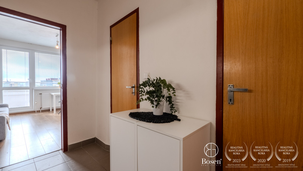 PREDANÉ - BOSEN | Garsónka s loggiou, Rovniankova - Petržalka