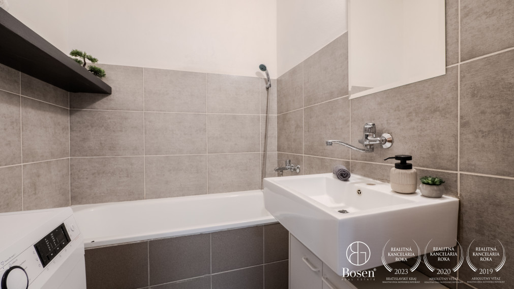 PREDANÉ - BOSEN | Garsónka s loggiou, Rovniankova - Petržalka