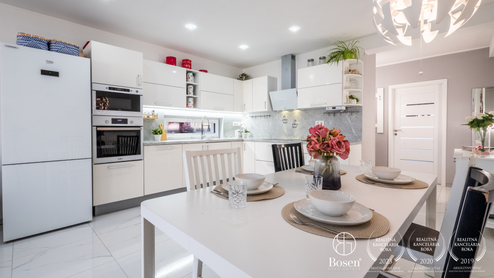 BOSEN | 4 izbový dom na predaj, terasa, 2x parking Hrubá Borša