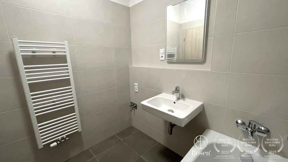 BOSEN | Prenájom 2 izbový byt s parkovacím státím a kobkou, RÍNOK RAČA, 64 m2