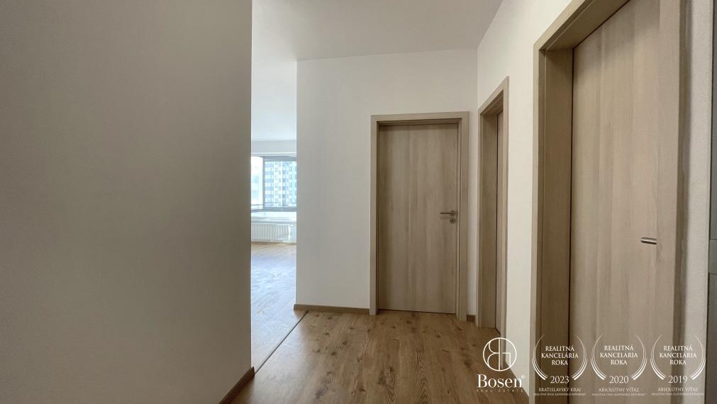 BOSEN | Prenájom 2 izbový byt s parkovacím státím a kobkou, RÍNOK RAČA, 64 m2