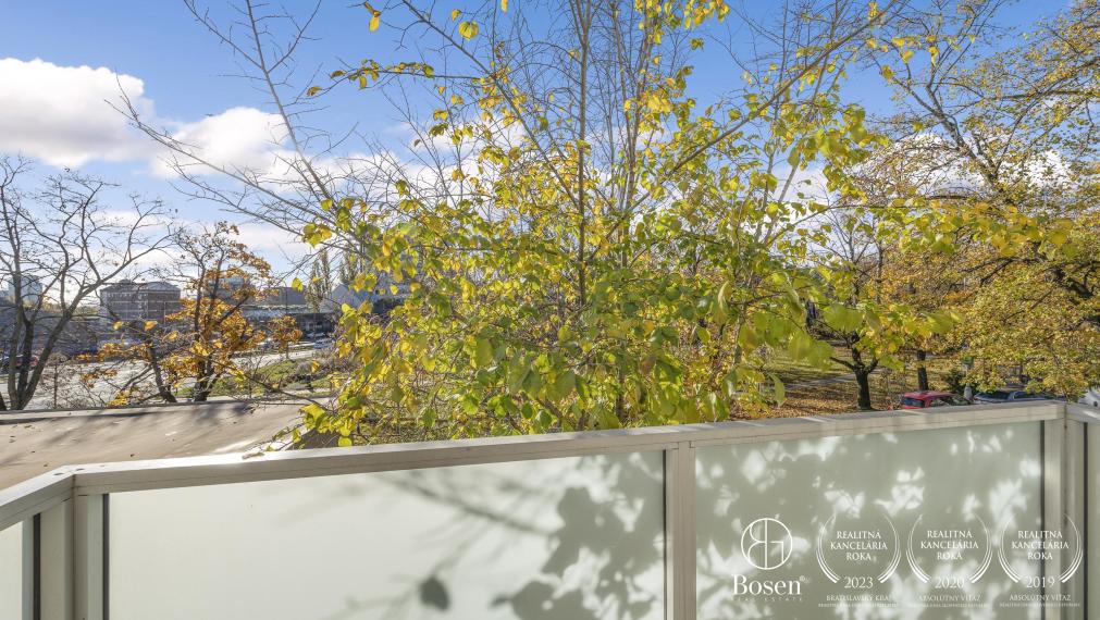 Garsónka s balkónom v tehlovom bytovom dome blízko Novej Cvernovky